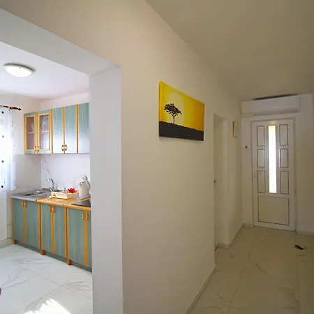 Apartment Blizu Plaze Slanica Sa Pogledom Na A4 Murter