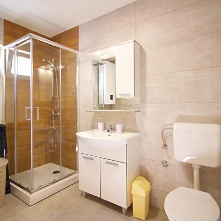 Apartment Blizu Plaze Slanica Sa Pogledom Na A4 Murter