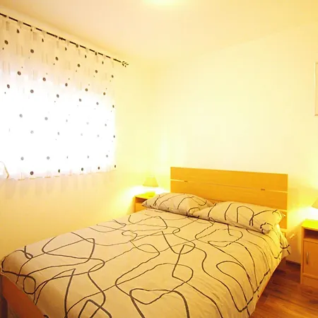 Apartment Blizu Plaze Slanica Sa Pogledom Na A4 Murter