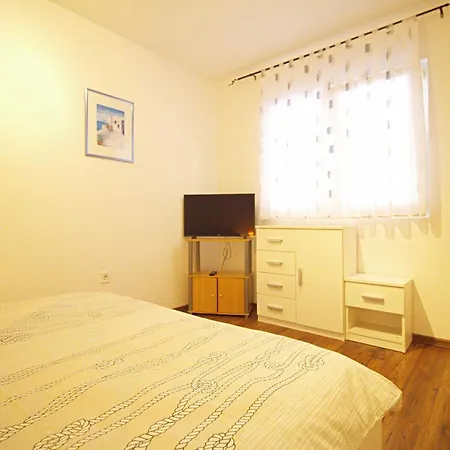 Apartment Blizu Plaze Slanica Sa Pogledom Na A4 Murter