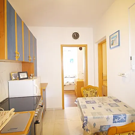 Apartment Blizu Plaze Slanica Sa Pogledom Na A4 Murter
