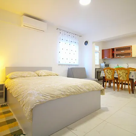 Apartment Blizu Plaze Slanica Sa Pogledom Na A4 *