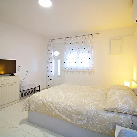 Blizu Plaze Slanica Sa Pogledom Na A4 Apartment Murter